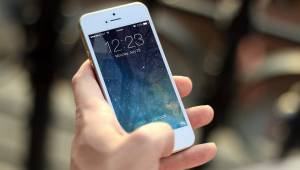 Nowe badanie: korzystanie przez rodziców z telefonów komórkowych ma zgubny wpływ